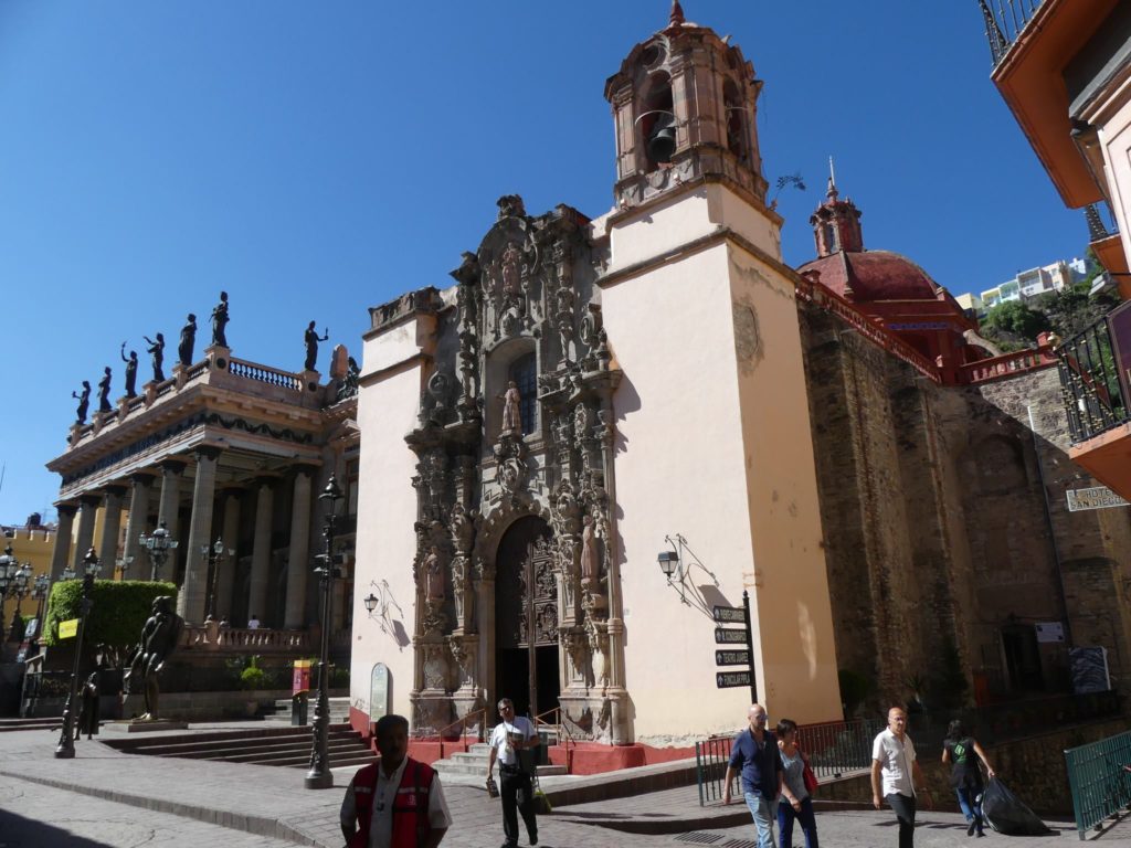 guanajuato-scenes_-cathedral-and-teatro-juarez-in-the-central-square