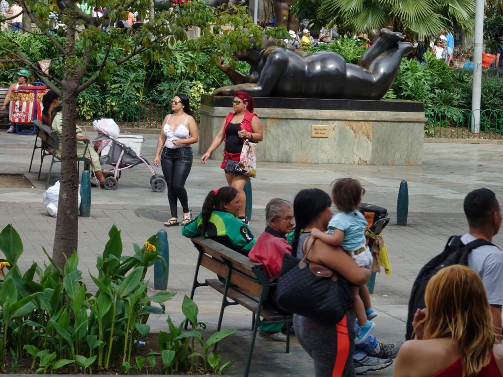 Street scene near Plaza Botero, more sculptures